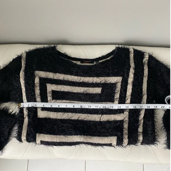 SOLD 🚫 Dex • Fuzzy thick black long sleeve shirt with cream design 🖤 - Picture 7 of 10